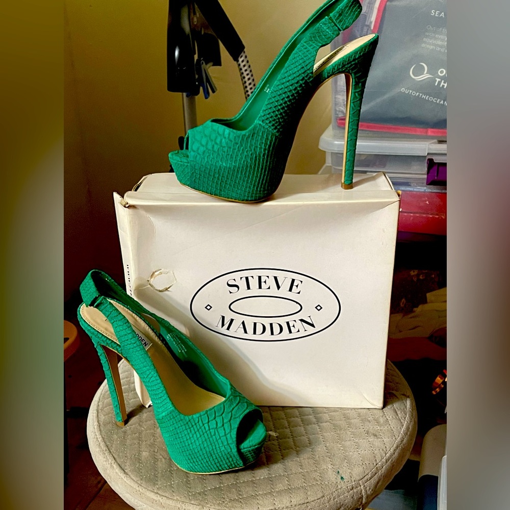 Green suede embossed Steve Madden sling back platform heels. Size 8